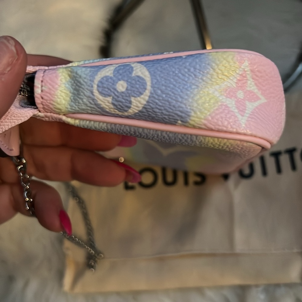LOUIS VUITTON Escale Mini Pochette Accessoires Pastel Monogram LV - Picture 9 of 9